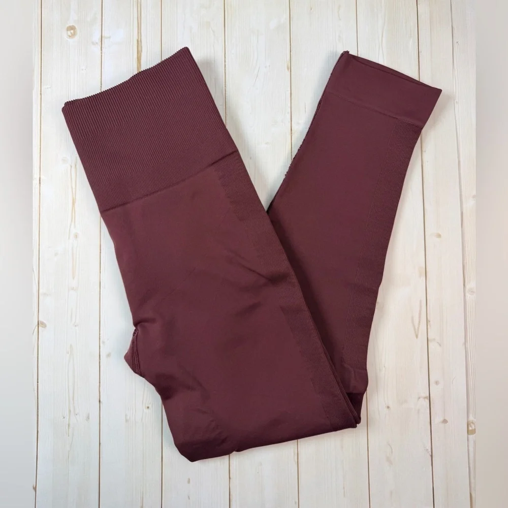 Lululemon Zone In Crop in Bordeaux Drama Size 4